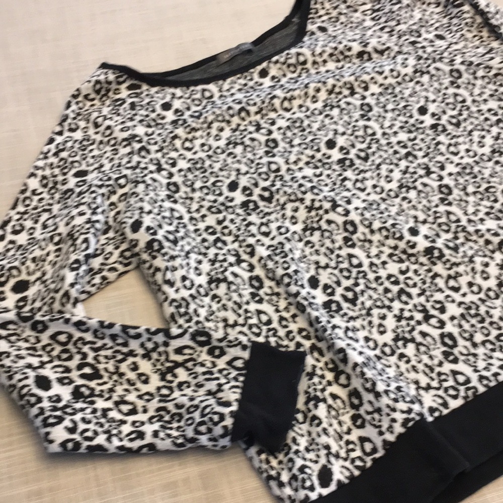 Scoop neck leopard print shirt